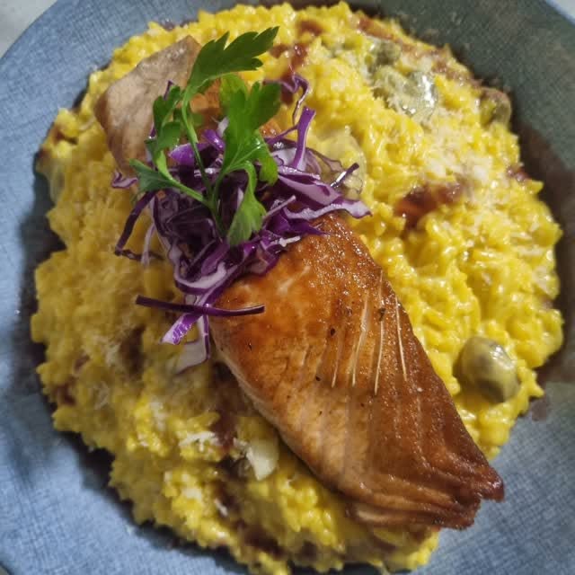 Salmón y risotto Cabernet publicado por Perú Místico en su Instagram